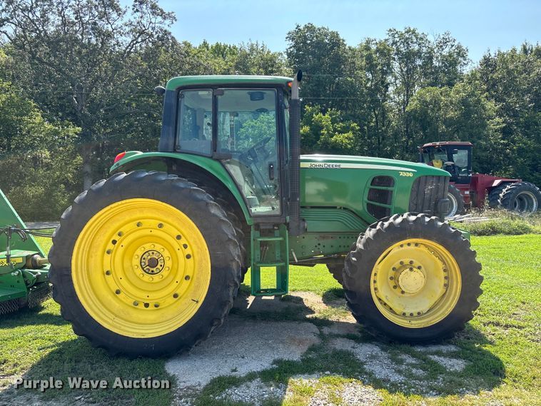 2011 John Deere 7330 MFWD Tractor - photo 4