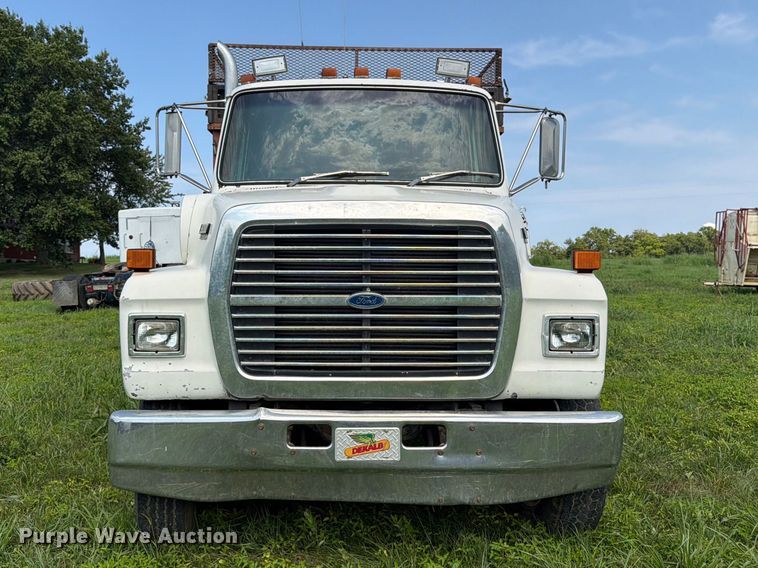 1989 Ford LNT8000 Grain Truck - photo 2