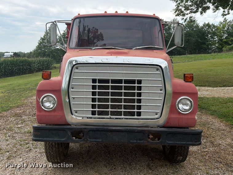 1974 Ford 700 Grain Truck - photo 2
