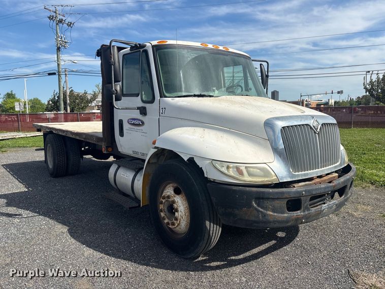 2007 International 4300 Flatbed Truck - photo 3