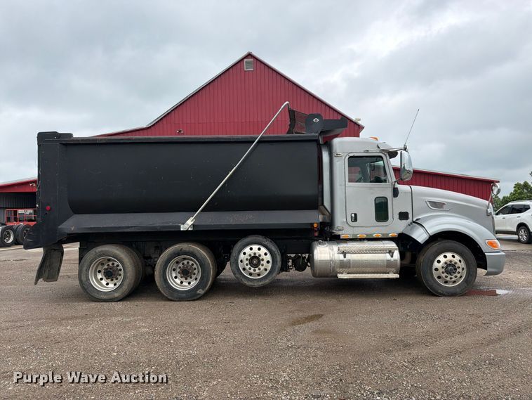 2012 Peterbilt 386 Dump Truck - photo 4