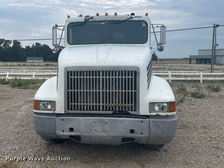 1990 International 9400 Semi Truck - photo 2