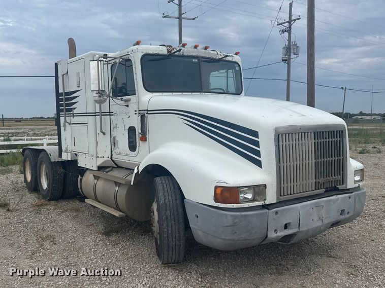 1990 International 9400 Semi Truck - photo 3