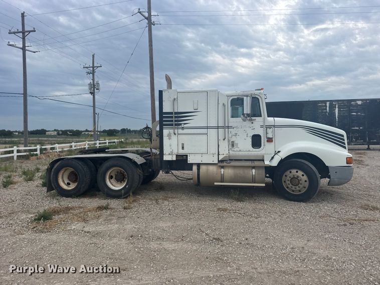 1990 International 9400 Semi Truck - photo 4