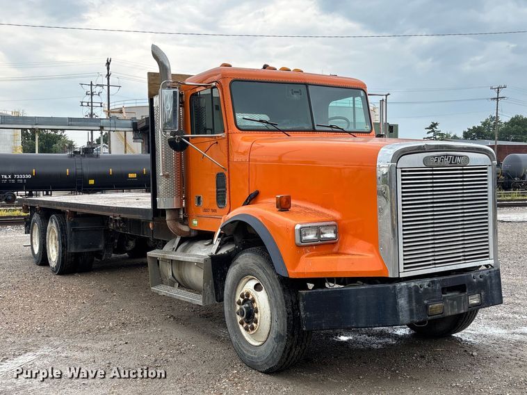 1993 Freightliner Flatbed Truck - photo 3