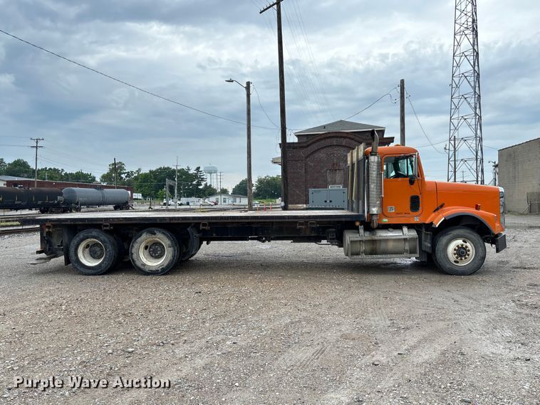 1993 Freightliner Flatbed Truck - photo 4