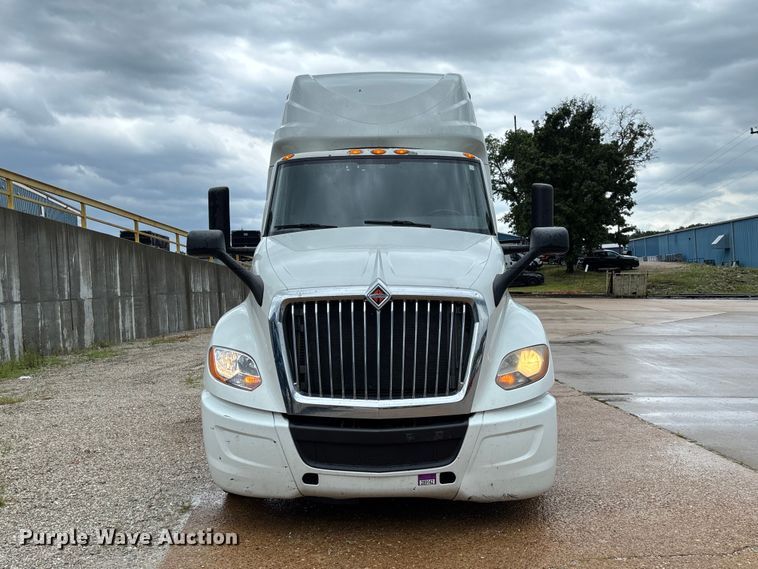 2018 International LT625 Semi Truck - photo 2