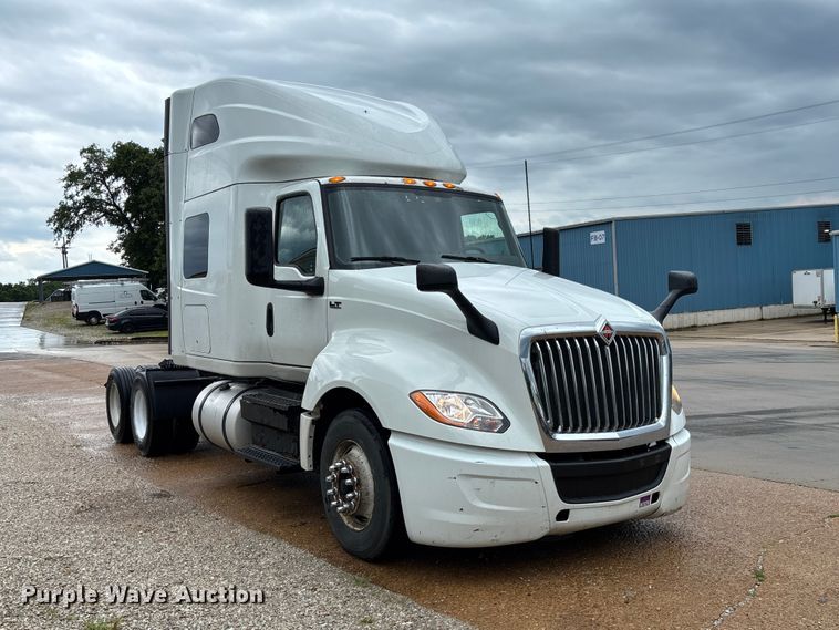2018 International LT625 Semi Truck - photo 3