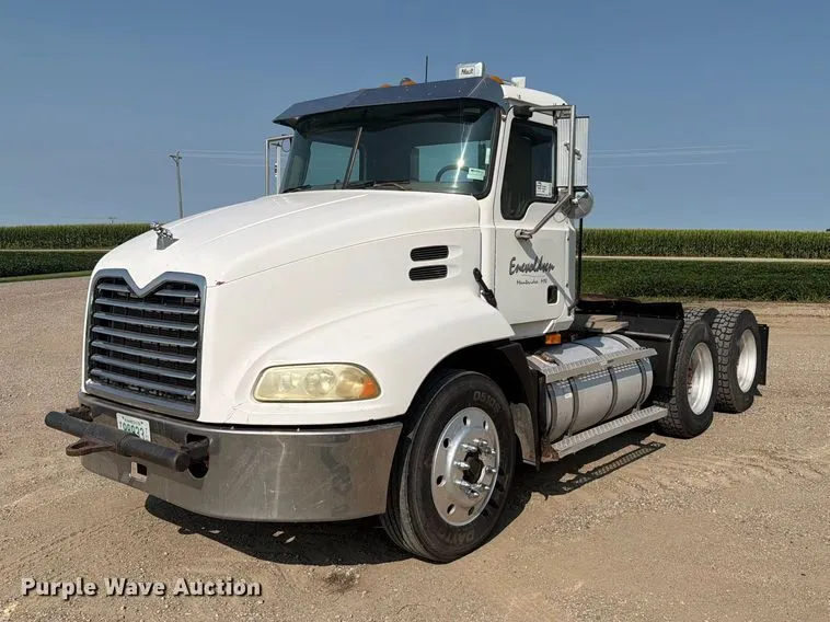 2005 Mack Vision CXN613 Semi Truck