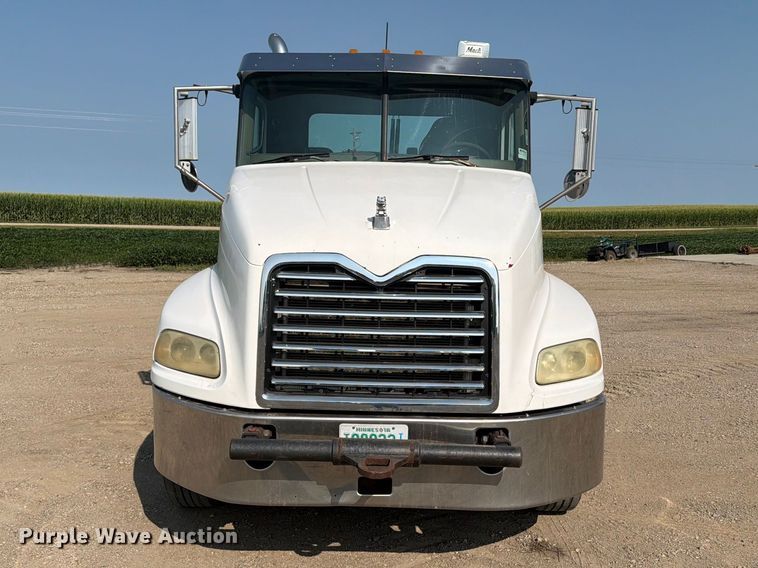 2005 Mack Vision CXN613 Semi Truck - photo 2