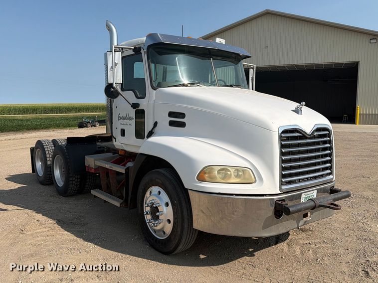 2005 Mack Vision CXN613 Semi Truck - photo 3
