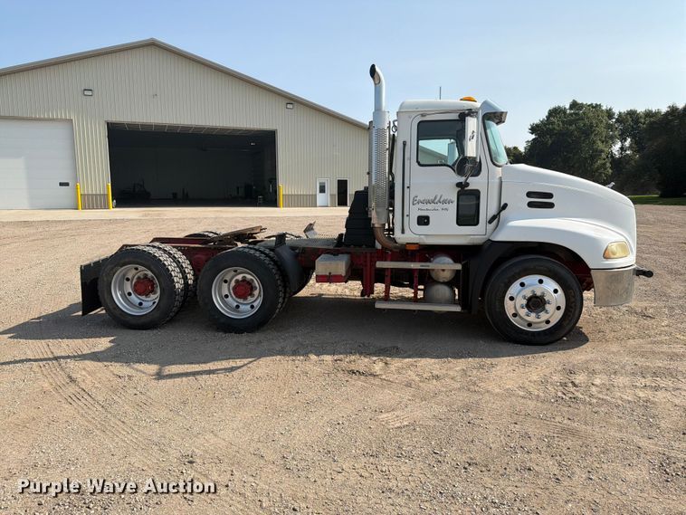 2005 Mack Vision CXN613 Semi Truck - photo 4