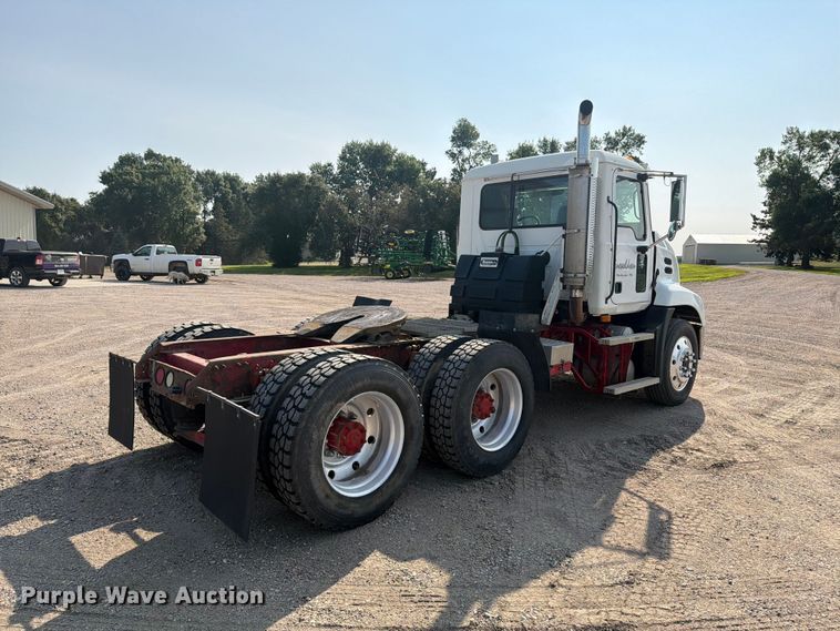 2005 Mack Vision CXN613 Semi Truck - photo 5