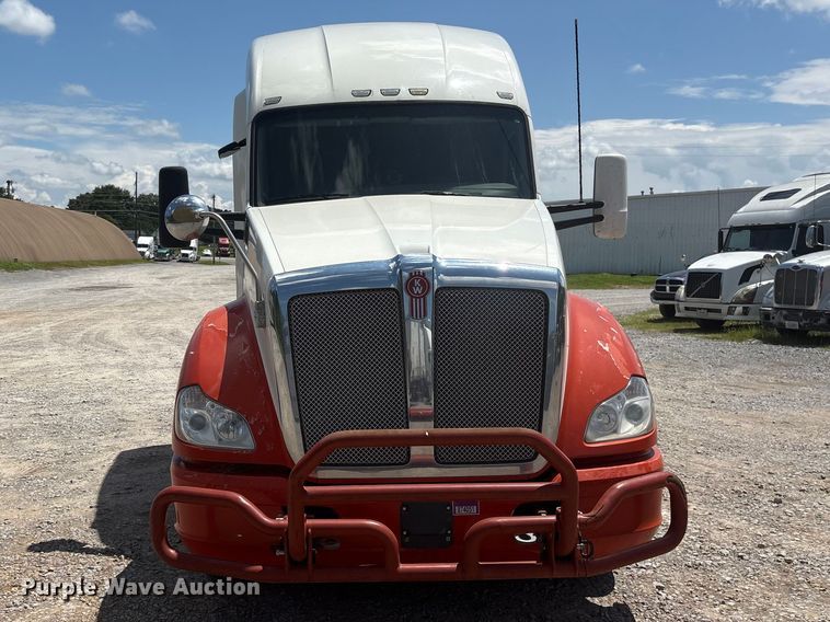 2016 Kenworth T680 Semi Truck - photo 2