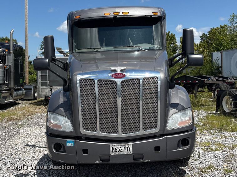 2017 Peterbilt 579 Semi Truck - photo 2
