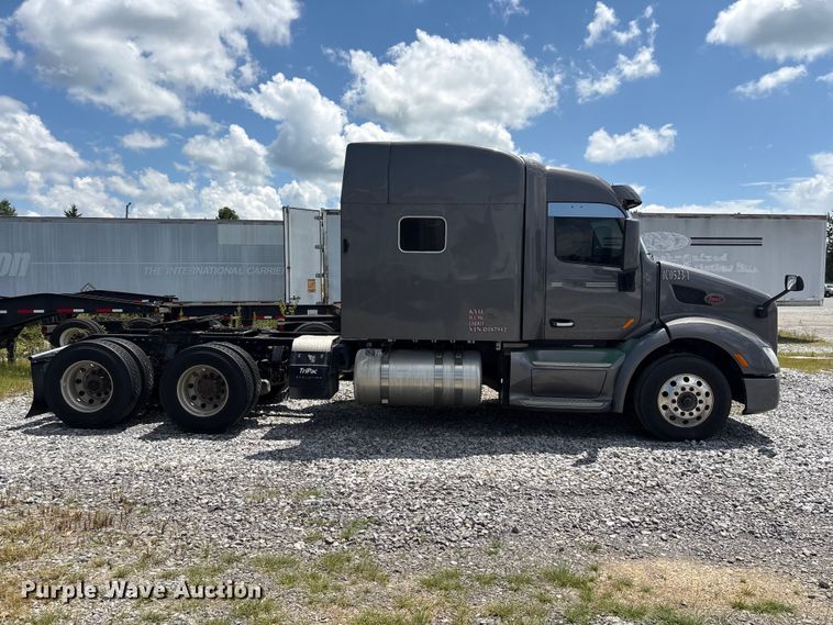 2017 Peterbilt 579 Semi Truck - photo 4