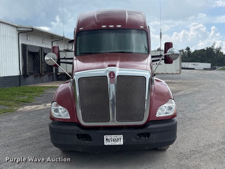 2015 Kenworth T680 Semi Truck - photo 2