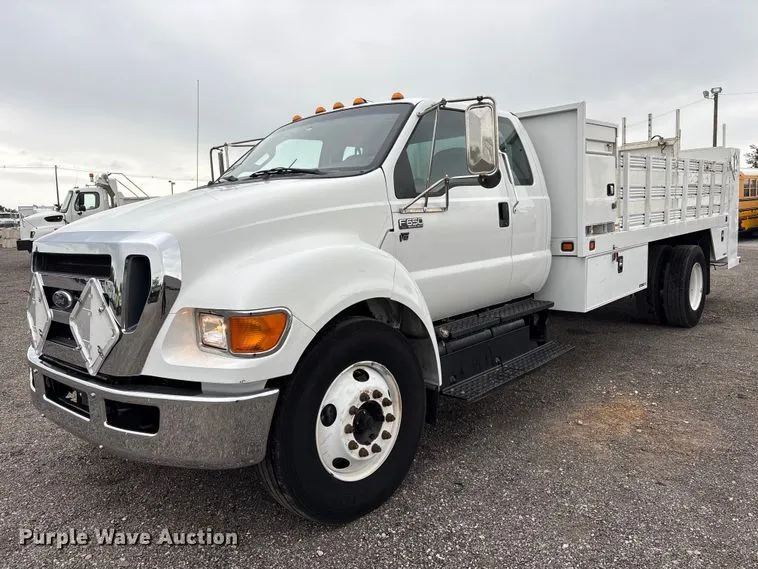 2015 Ford F650 Super Duty Ext. Cab Flatbed Truck