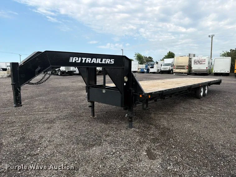 2007 PJ Trailers Equipment Trailer