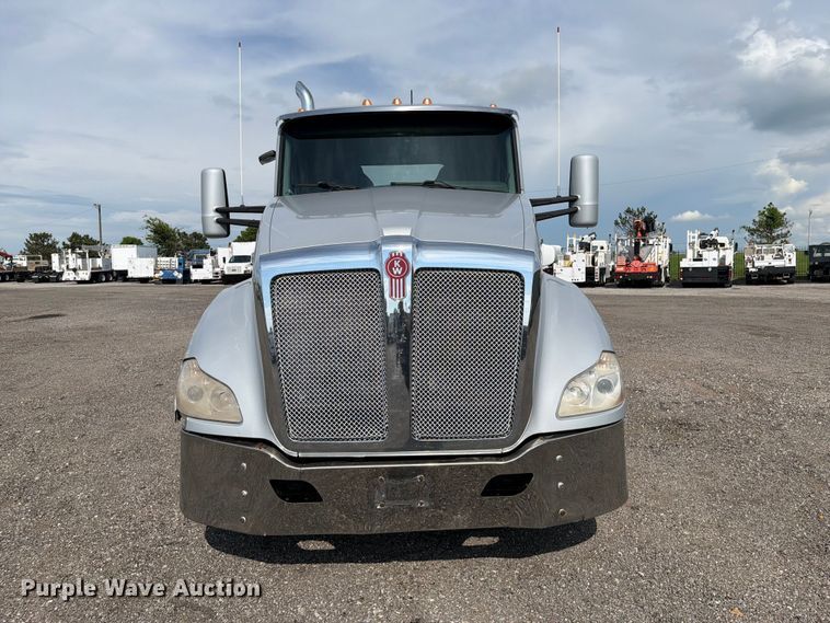 2015 Kenworth T680 Semi Truck - photo 2