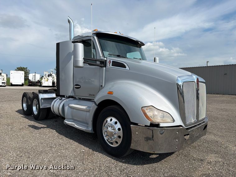 2015 Kenworth T680 Semi Truck - photo 3