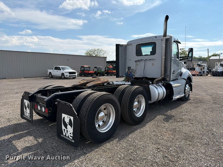 2015 Kenworth T680 Semi Truck - photo 5