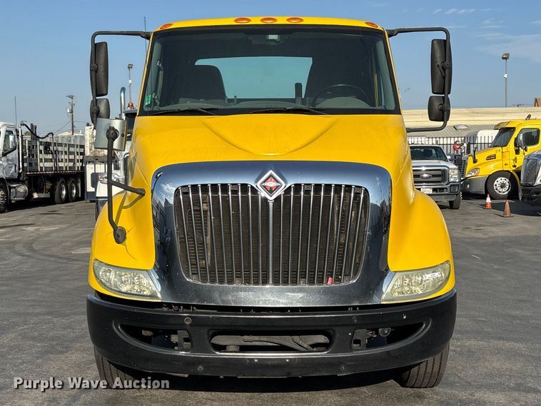 2016 International 8600 Semi Truck - photo 2