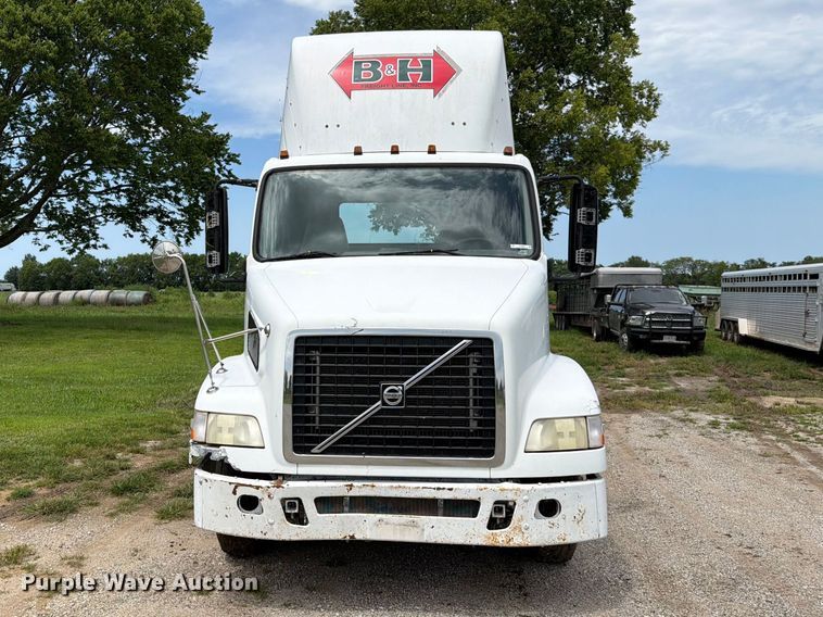 2006 Volvo VNM Semi Truck - photo 2