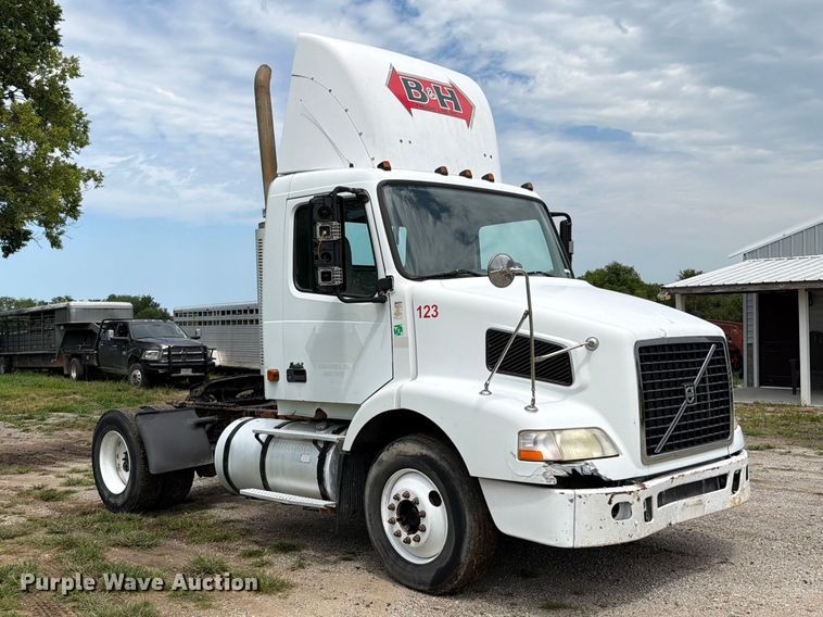 2006 Volvo VNM Semi Truck - photo 3