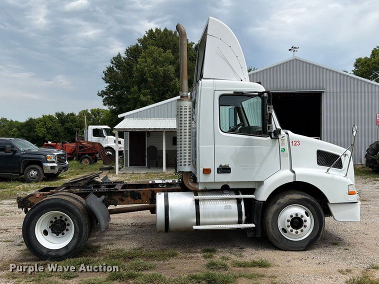 2006 Volvo VNM Semi Truck - photo 4