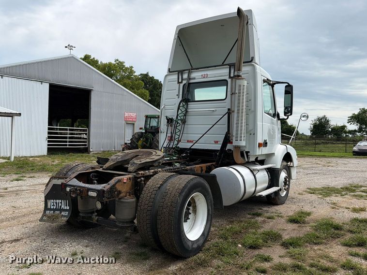 2006 Volvo VNM Semi Truck - photo 5