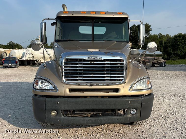 2013 Freightliner Columbia Semi Truck - photo 2