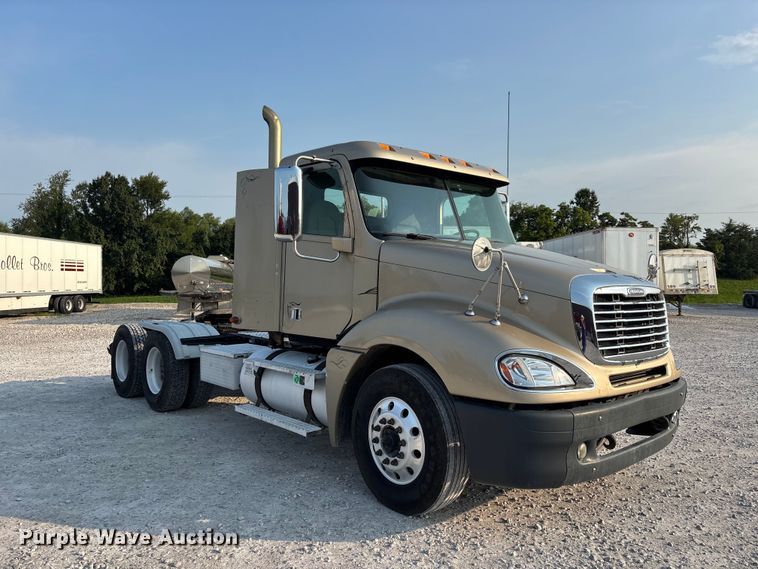 2013 Freightliner Columbia Semi Truck - photo 3