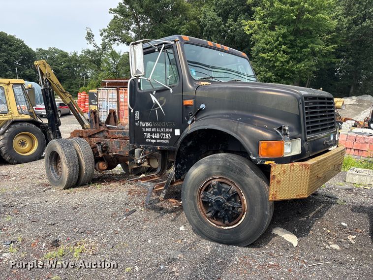 1990 International 4900 Truck Cab And Chassis - photo 2
