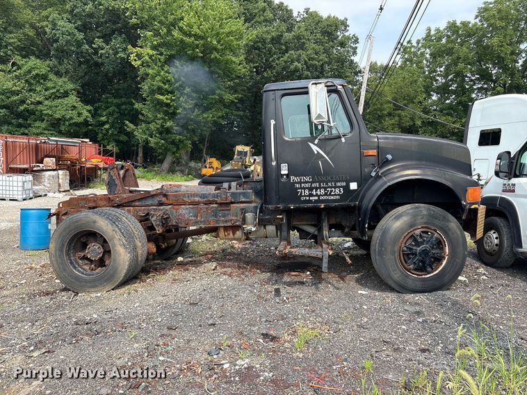 1990 International 4900 Truck Cab And Chassis - photo 3