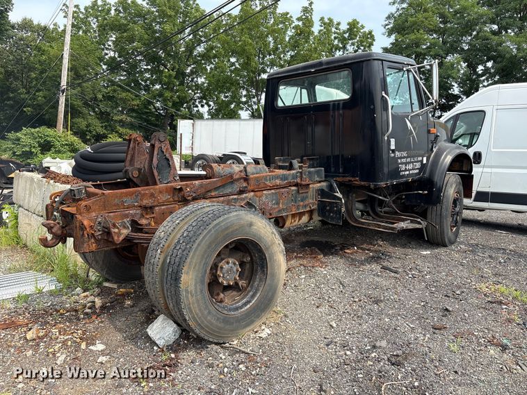 1990 International 4900 Truck Cab And Chassis - photo 4