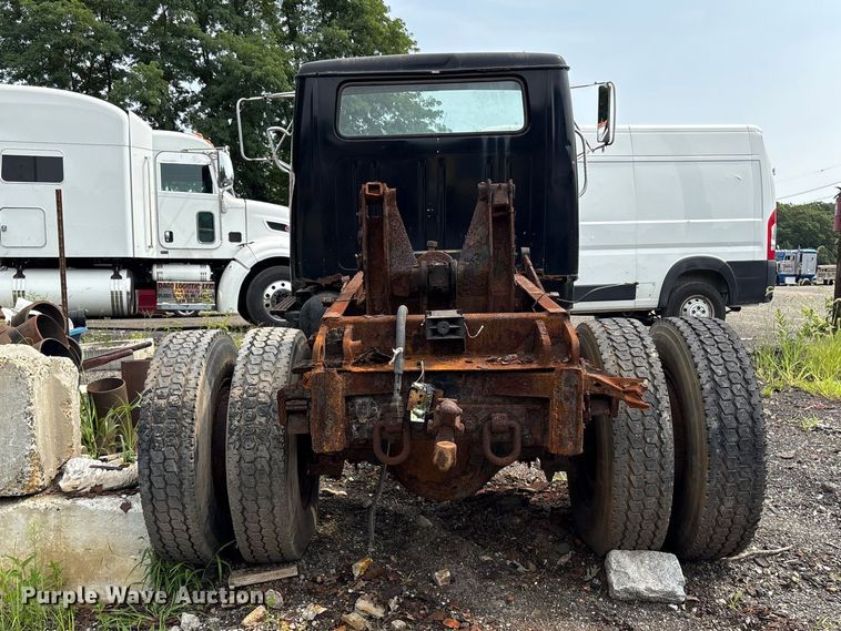 1990 International 4900 Truck Cab And Chassis - photo 5