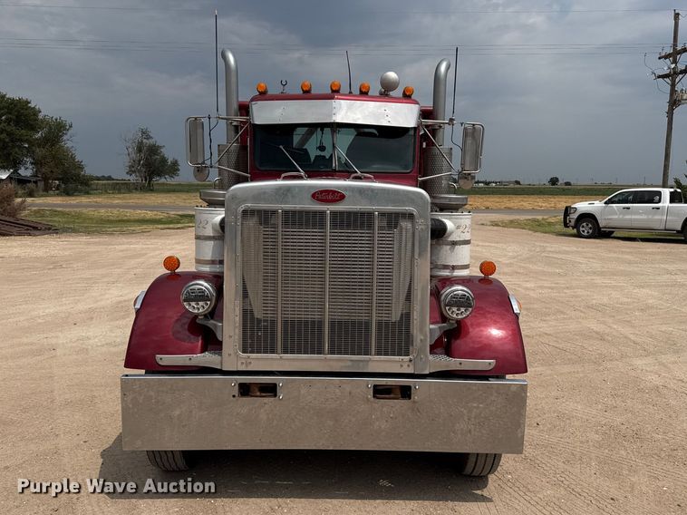 1982 Peterbilt 382 Semi Truck - photo 2