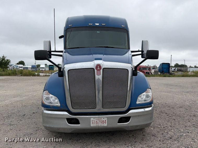 2018 Kenworth T680 Semi Truck - photo 2