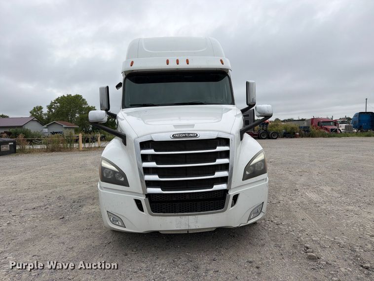 2020 Freightliner Cascadia Semi Truck - photo 2