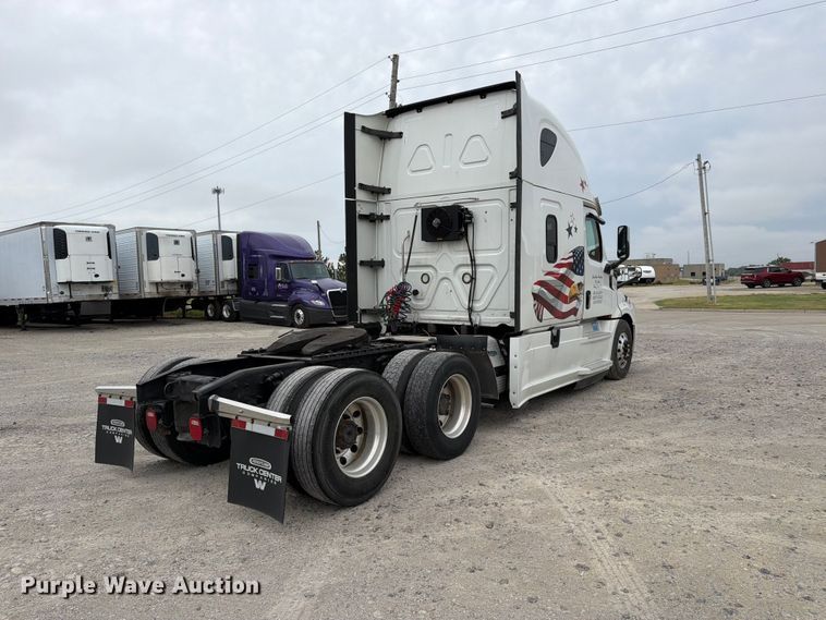 2020 Freightliner Cascadia Semi Truck - photo 5