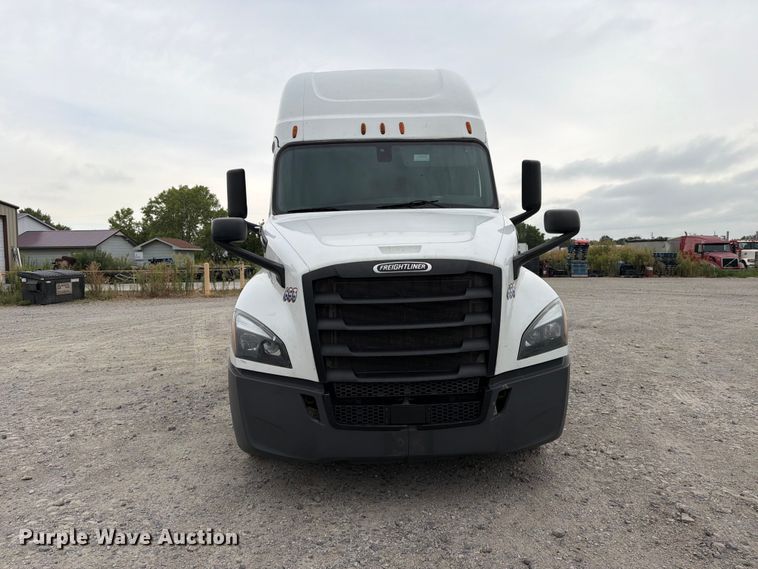2019 Freightliner Cascadia Semi Truck - photo 2