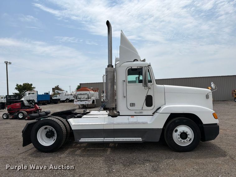 1998 Freightliner FLD120 Semi Truck - photo 4