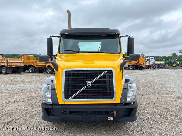 2017 Volvo VNL Semi Truck - photo 2