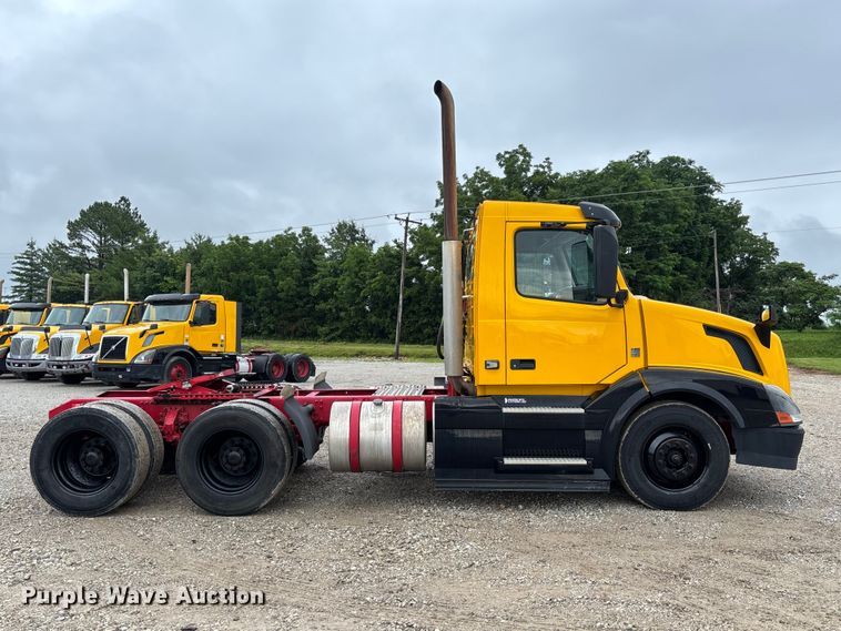 2017 Volvo VNL Semi Truck - photo 4