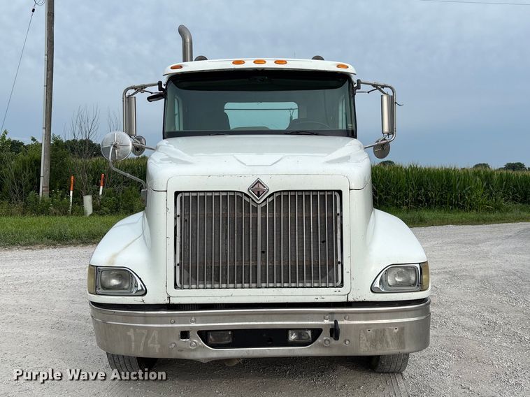 2006 International 9400i Semi Truck - photo 2