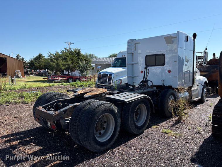 2008 Peterbilt 386 Semi Truck - photo 2