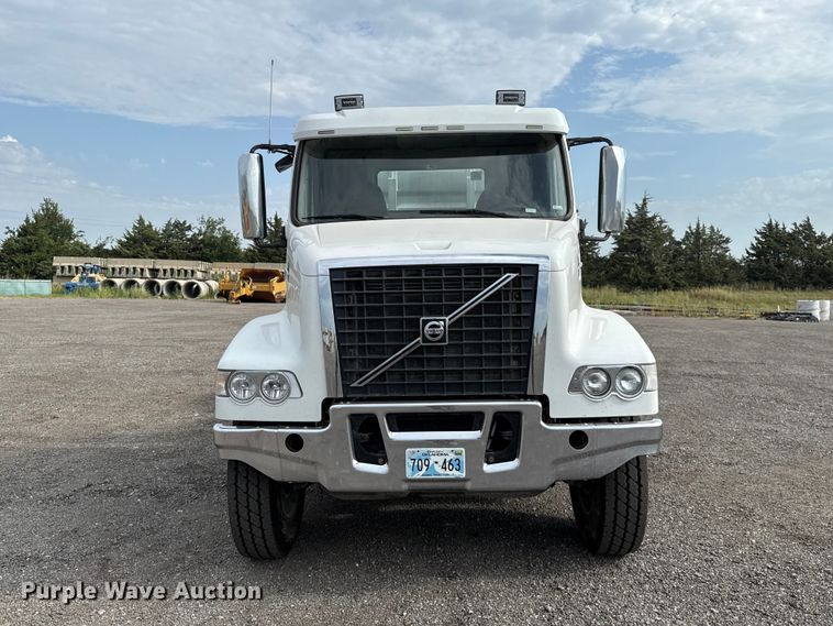 2015 Volvo VHD Semi Truck - photo 2