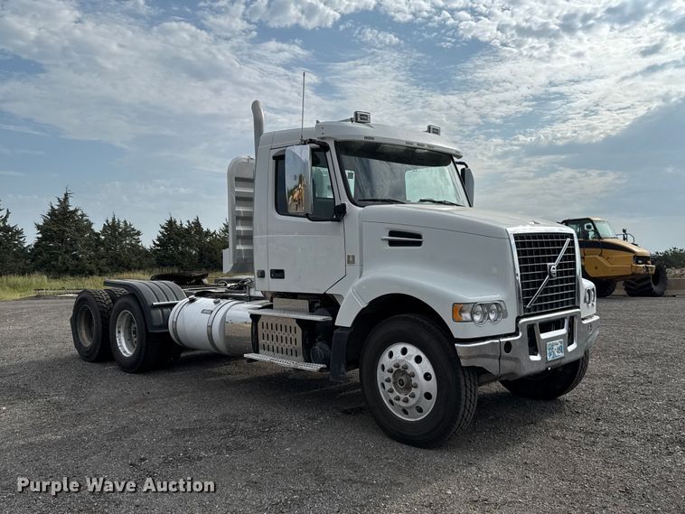 2015 Volvo VHD Semi Truck - photo 3