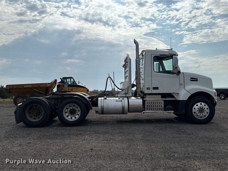 2015 Volvo VHD Semi Truck - photo 4